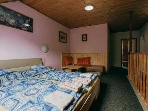 sypialnia z łóżkiem, stołem i krzesłem w obiekcie Apartment Kačenka-1 by Interhome w mieście Desná
