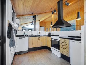 Kuchyň nebo kuchyňský kout v ubytování Holiday Home Ilmari - 190m from the sea in NW Jutland by Interhome
