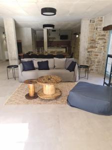 - un salon avec un canapé et une table dans l'établissement Casa Jovanin, à Livade