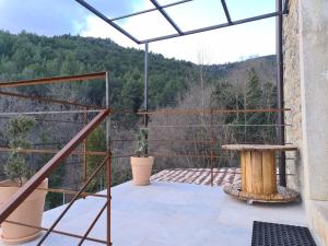 d'un balcon avec une table et des montagnes en arrière-plan. dans l'établissement Casa Jovanin, à Livade