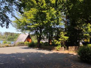 una casa con un árbol y una valla en Holiday Home Hexenhaus im Harz by Interhome en Clausthal-Zellerfeld