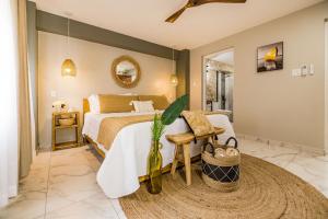 una camera con un grande letto e uno specchio di EVA Resort a Savaneta