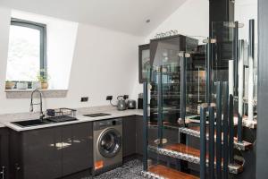 cocina con lavadora y lavadora en The Arches Apartments Kendal, en Kendal