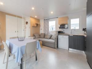 cocina y sala de estar con mesa y sofá en Holiday Home secci beach by Interhome, en Bredene