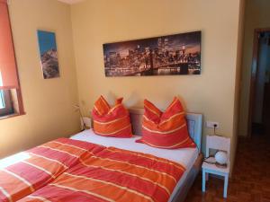 Ένα ή περισσότερα κρεβάτια σε δωμάτιο στο Apartment Erna by Interhome