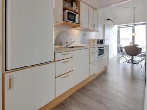 Kuchyň nebo kuchyňský kout v ubytování Apartment Urban - 100m from the sea in Western Jutland by Interhome