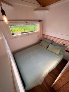 Chiusa di PesioにあるAntiche Macineの窓付きの小さな部屋の小さなベッド1台分です。