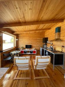una sala de estar con paredes de madera y suelo de madera. en Acogedor apartamento con fantásticas vistas. en La Zubia
