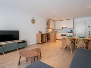 sala de estar con cocina y comedor en Apartment Residentie Golfslag by Interhome en Ostende