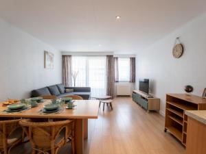 sala de estar con mesa y sofá en Apartment Residentie Golfslag by Interhome en Ostende