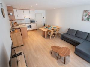 sala de estar con sofá y mesa en Apartment Residentie Golfslag by Interhome, en Ostende