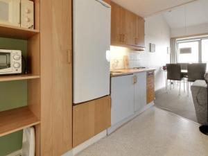 Kuchyň nebo kuchyňský kout v ubytování Apartment Birta - 100m from the sea in Western Jutland by Interhome