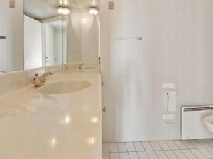 Koupelna v ubytování Apartment Birta - 100m from the sea in Western Jutland by Interhome