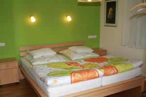 a bedroom with two beds with green walls at Zum Torfstecher in Wilhelmsdorf