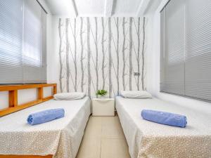 - 2 lits jumeaux dans une chambre avec fenêtres dans l'établissement Holiday Home Urgell by Interhome, à Roses