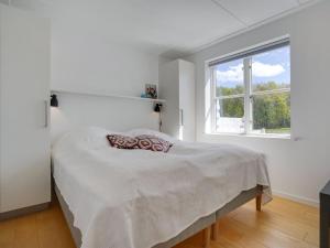 Postel nebo postele na pokoji v ubytování Apartment Linn - 5m from the sea in Djursland and Mols by Interhome