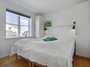 Postel nebo postele na pokoji v ubytování Apartment Linn - 5m from the sea in Djursland and Mols by Interhome