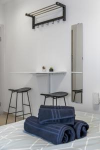 uma pilha de toalhas sentadas em cima de uma cama em IB Properties Suites em Jerusalém