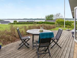 eine Terrasse mit einem Tisch und Stühlen auf einer Terrasse in der Unterkunft Holiday Home Stiane - all inclusive - 100m to the inlet by Interhome in Børkop