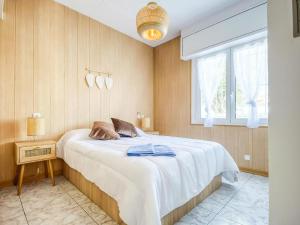 - une chambre avec un grand lit blanc et une fenêtre dans l'établissement Apartment Bahia 58 by Interhome, à Empuriabrava