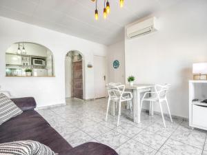 - un salon avec une table et des chaises dans l'établissement Apartment Bahia 58 by Interhome, à Empuriabrava