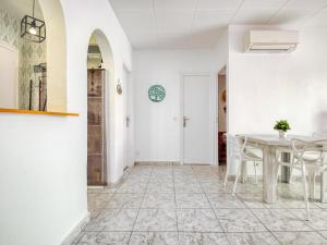 une salle à manger avec une table et des chaises dans l'établissement Apartment Bahia 58 by Interhome, à Empuriabrava 19 autres photos