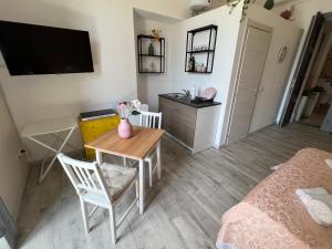 a small living room with a table and a desk at B&B Doralice in Catania