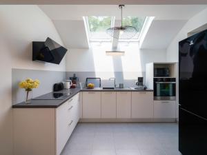 Ett kök eller pentry på Holiday Home Penhors by Interhome
