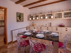 une salle à manger avec une table et des chaises dans l'établissement Holiday Home Casa Moser by Interhome, à Jávea 28 autres photos