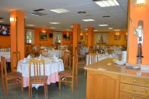 Reštaurácia alebo iné gastronomické zariadenie v ubytovaní Hotel Don Pelayo