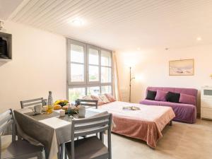 Ένα ή περισσότερα κρεβάτια σε δωμάτιο στο Studio Galerie Casino by Interhome +25 φωτογραφίες