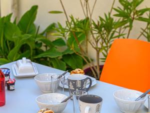 uma mesa azul com tigelas de comida em Holiday Home Maison Des Lilas by Interhome em Quiberon