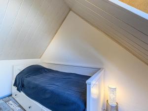 um quarto com uma cama no sótão em Holiday Home Maison Des Lilas by Interhome em Quiberon