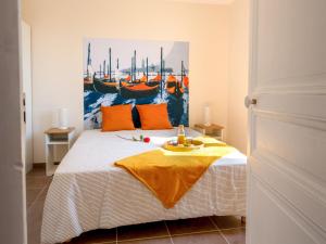 Schlafzimmer mit einem Bett und einem Bootsgemälde in der Unterkunft Holiday Home Le Moulin Neuf by Interhome in Pornic