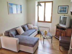 Televisyen dan/atau pusat hiburan di Holiday Home Rillettes by Interhome