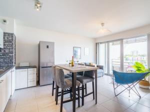 - une cuisine avec une table et des chaises dans la chambre dans l'établissement Apartment Rivadour 2 by Interhome, à Bayonne