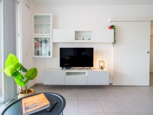 - un salon avec une télévision sur un meuble blanc dans l'établissement Apartment Rivadour 2 by Interhome, à Bayonne
