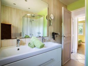 een badkamer met een grote witte wastafel en een spiegel bij Holiday Home La Grenadière by Interhome in Saint-Paul-de-Vence
