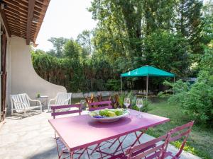 een roze tafel met een fruitschaal op een patio bij Holiday Home La Grenadière by Interhome in Saint-Paul-de-Vence