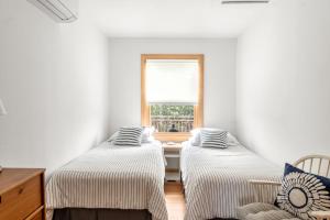 Postel nebo postele na pokoji v ubytování Huron Hideaway