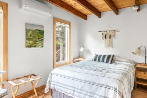 Postel nebo postele na pokoji v ubytování Huron Hideaway