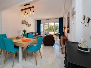 uma sala de jantar e sala de estar com mesa e cadeiras em Apartment Calpe Bay-4 by Interhome em Calpe