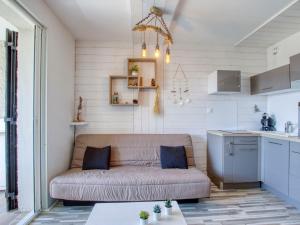 Η κουζίνα ή μικρή κουζίνα στο Apartment Les Aigues Marines-68 by Interhome