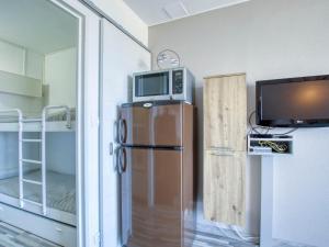Η κουζίνα ή μικρή κουζίνα στο Apartment Les Aigues Marines-68 by Interhome +9 φωτογραφίες