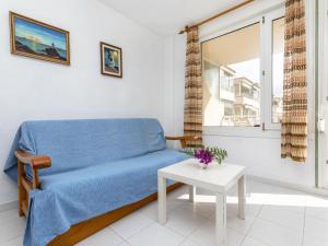 une petite chambre avec un lit et une table dans l'établissement Apartment Cala Gabriel by Interhome, à Vinaròs