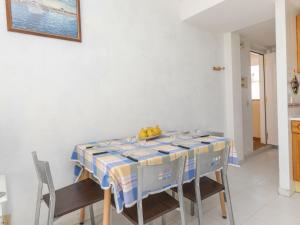 une salle à manger avec une table et des chaises dans l'établissement Apartment Cala Gabriel by Interhome, à Vinaròs 11 autres photos