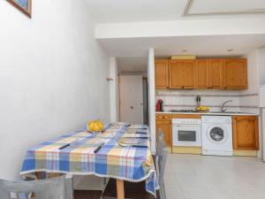 une cuisine avec une table avec un bol de fruits dessus dans l'établissement Apartment Cala Gabriel by Interhome, à Vinaròs