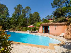 a swimming pool in front of a house at Holiday Home La Tourelle des Ocres by Interhome in Roussillon