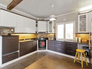 Ett kök eller pentry på Holiday Home Kotikumpu by Interhome