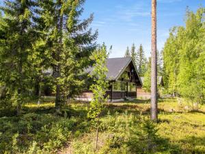 een blokhut in het bos met bomen bij Holiday Home Kotimökki by Interhome in Sotkamo